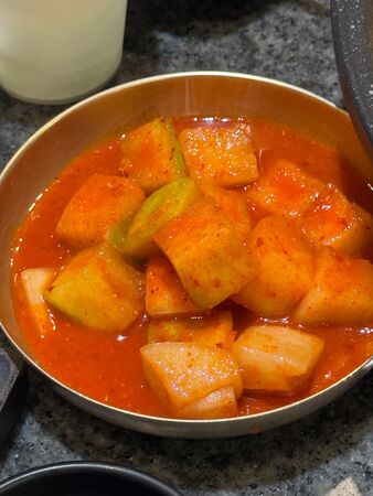 ▲▼釜山灶房新平總店以熬煮兩天的純白豬肉湯飯拿下米其林必比登。（圖／《小虎食夢網》授權提供）