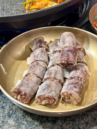 ▲▼釜山灶房新平總店以熬煮兩天的純白豬肉湯飯拿下米其林必比登。（圖／《小虎食夢網》授權提供）