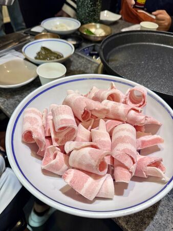 ▲▼釜山灶房新平總店以熬煮兩天的純白豬肉湯飯拿下米其林必比登。（圖／《小虎食夢網》授權提供）