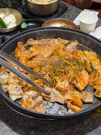 ▲▼釜山灶房新平總店以熬煮兩天的純白豬肉湯飯拿下米其林必比登。（圖／《小虎食夢網》授權提供）