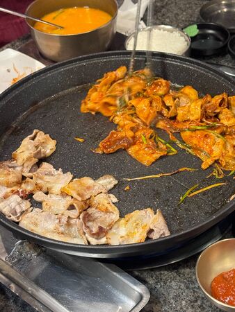 ▲▼釜山灶房新平總店以熬煮兩天的純白豬肉湯飯拿下米其林必比登。（圖／《小虎食夢網》授權提供）