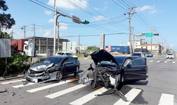 ▲桃園市新屋區中山西路三段今日上午發生2車對撞事故，2車車體均嚴重毀損變形。（圖／楊梅警分局提供）