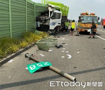 國一民雄段曳引車爆胎砸垮隔音牆 現場直擊「燈桿全彎」  緊急搶修中