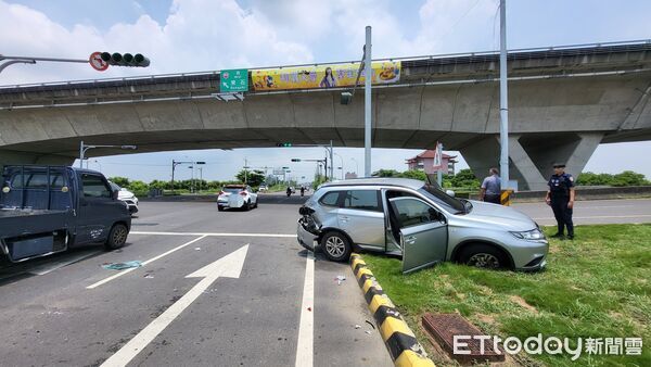 ▲▼  朴子台19線與台82線路口驚傳車禍！兩小客車相撞2人送醫 警方急釐清肇因   。（圖／記者翁伊森攝）