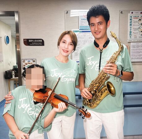 ▲李沛綾趁《豆腐媽媽》拍攝空檔，帶兒女投入公益。（圖／民視提供）