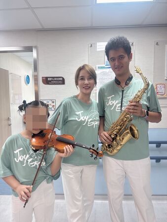 ▲李沛綾趁《豆腐媽媽》拍攝空檔，帶兒女投入公益。（圖／民視提供）