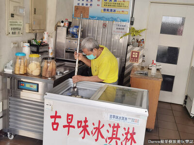 高雄85年古早味冰店!日治時期開業 能吃到香蕉清冰、紅茶雪泥