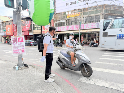 獨/誰想出來的!助理神隱遲到搞怪 參選人傻站路口揮手成實境秀
