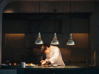 《黑白大廚2》孫鍾元主廚做菜曬新錶　戴鮭魚粉超薄錶帥出新高度