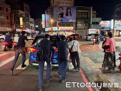 華僑接機沒油刁車路中央！3警幫推車解困　超暖畫面曝