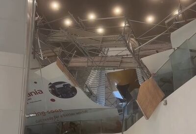 南港LaLaport天花板鷹架突掉落「1人遭砸送醫」 北市重罰30萬