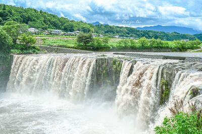 九州大分120公尺寬弧形瀑布 火山噴發+水流侵蝕造出高低差