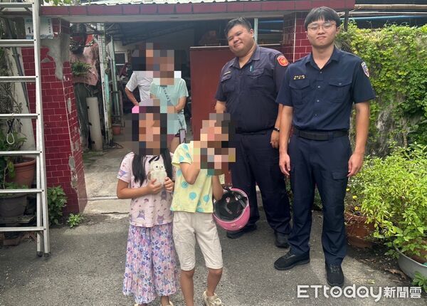▲屏東警分局員警送小姐妹返家。（圖／記者陳崑福翻攝）