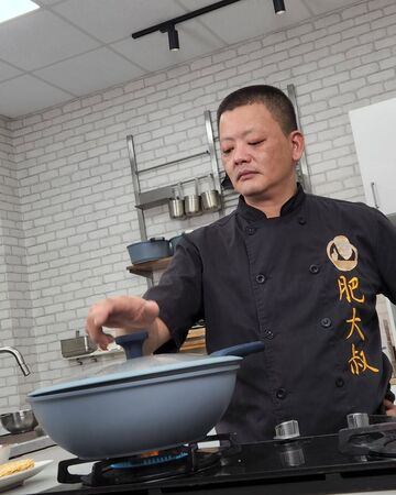 ▲▼肥大叔何裕輝。（圖／翻攝自臉書粉專／肥大叔）