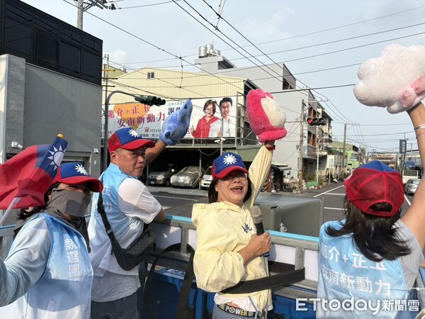 ▲國民黨台南市安南區市議員參選人姚正玉結合謝龍介競選總部，啟動宣傳車掃街行程。（記者林東良翻攝，下同）