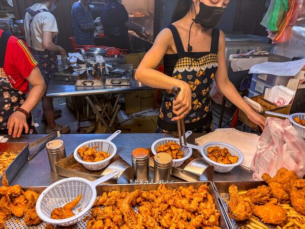 ▲▼便宜好吃的鹹酥雞攤銅板價炸物澎湃有料，是新莊在地人氣攤位。（圖／《陳小可的吃喝玩樂》授權提供）