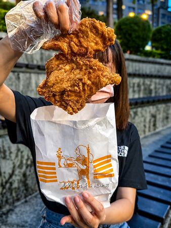 ▲▼便宜好吃的鹹酥雞攤銅板價炸物澎湃有料，是新莊在地人氣攤位。（圖／《陳小可的吃喝玩樂》授權提供）