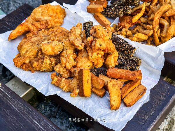 ▲▼便宜好吃的鹹酥雞攤銅板價炸物澎湃有料，是新莊在地人氣攤位。（圖／《陳小可的吃喝玩樂》授權提供）