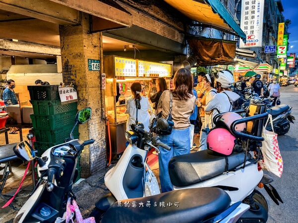 ▲▼便宜好吃的鹹酥雞攤銅板價炸物澎湃有料，是新莊在地人氣攤位。（圖／《陳小可的吃喝玩樂》授權提供）