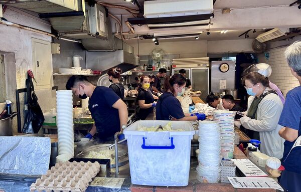 ▲▼竹林雞肉飯永和總店銷魂雞飯份量十足，是排隊人氣小吃。（圖／《小虎食夢網》授權提供）
