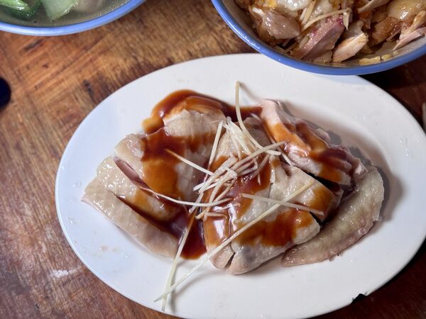 ▲▼竹林雞肉飯永和總店銷魂雞飯份量十足，是排隊人氣小吃。（圖／《小虎食夢網》授權提供）