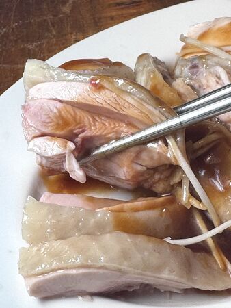 ▲▼竹林雞肉飯永和總店銷魂雞飯份量十足，是排隊人氣小吃。（圖／《小虎食夢網》授權提供）