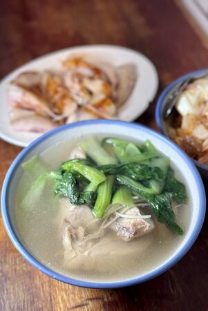 ▲▼竹林雞肉飯永和總店銷魂雞飯份量十足，是排隊人氣小吃。（圖／《小虎食夢網》授權提供）