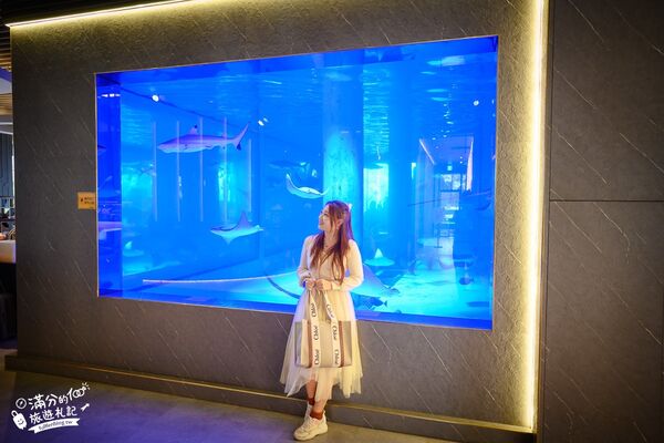 ▲▼八斗子海鮮餐廳打造夢幻大水槽，邊賞魚群邊享海鮮盛宴。（圖／《滿分的旅遊札記》授權提供）