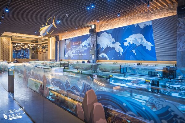 ▲▼八斗子海鮮餐廳打造夢幻大水槽，邊賞魚群邊享海鮮盛宴。（圖／《滿分的旅遊札記》授權提供）
