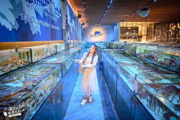▲▼八斗子海鮮餐廳打造夢幻大水槽，邊賞魚群邊享海鮮盛宴。（圖／《滿分的旅遊札記》授權提供）