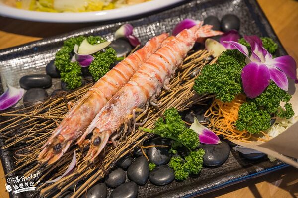 ▲▼八斗子海鮮餐廳打造夢幻大水槽，邊賞魚群邊享海鮮盛宴。（圖／《滿分的旅遊札記》授權提供）