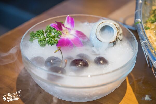 ▲▼八斗子海鮮餐廳打造夢幻大水槽，邊賞魚群邊享海鮮盛宴。（圖／《滿分的旅遊札記》授權提供）