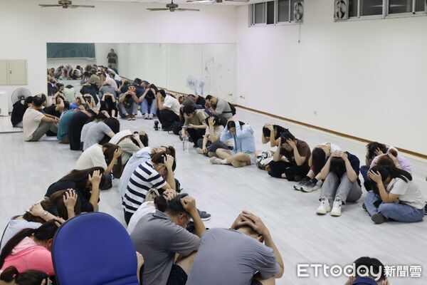▲2026城鎮韌性防空演習南部地區7日上午登場，台南市實施30分鐘人、車疏散避難及交通管制。（記者林東良翻攝，下同）