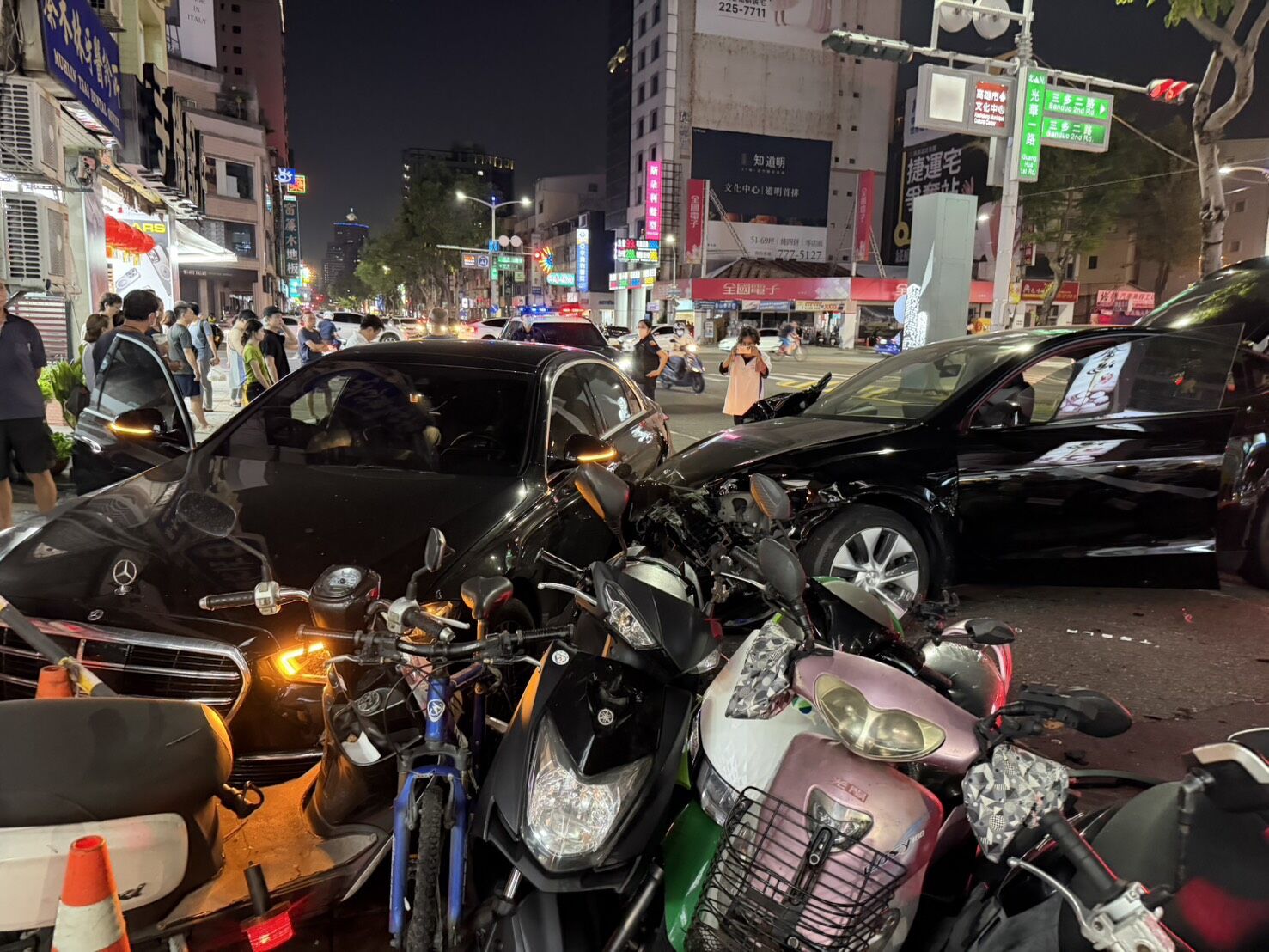 ▲▼高雄光華夜市重大車禍。（圖／民眾提供）