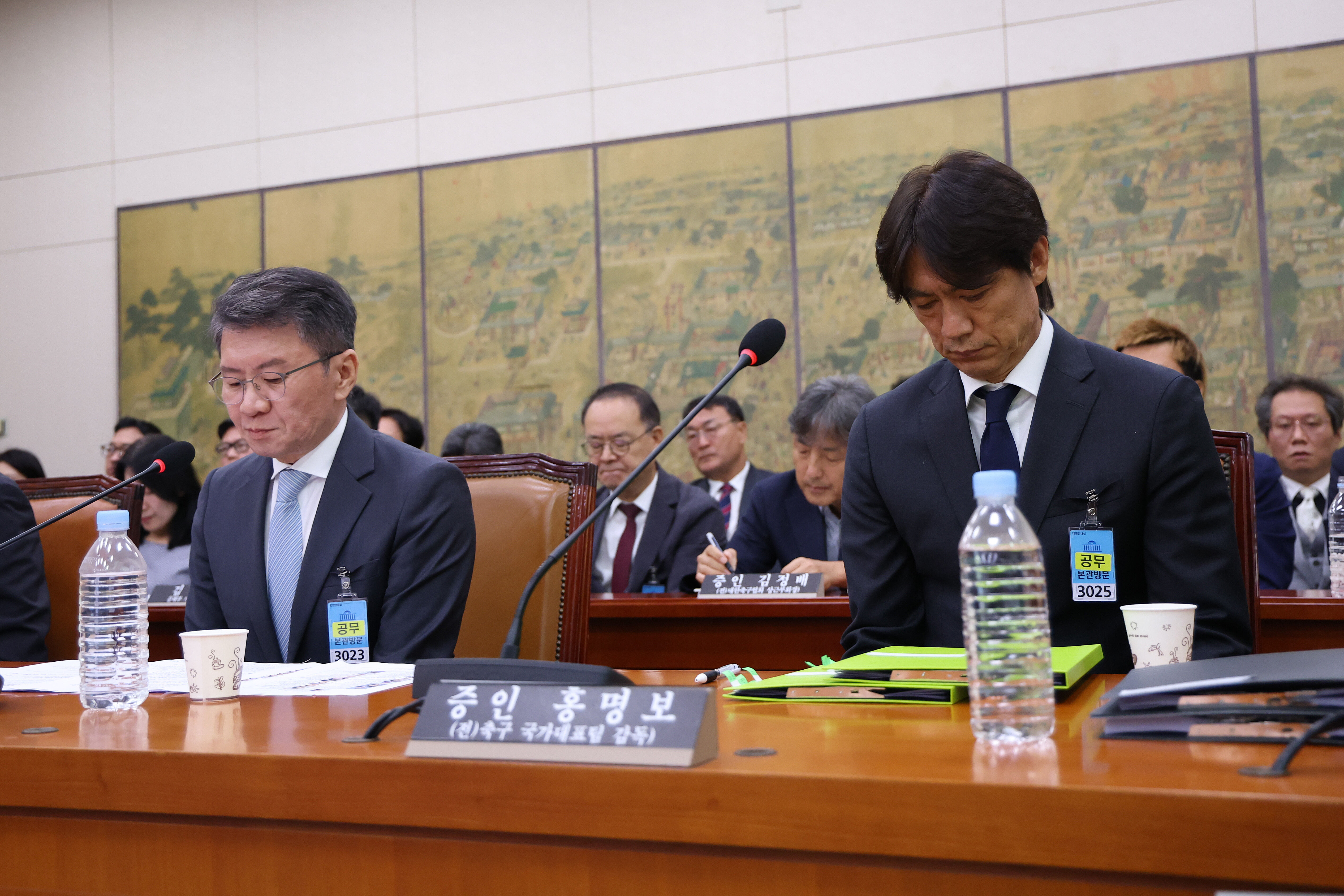 ▲▼韓國前男足國家隊主教練洪明甫（右）和韓國足協前主席鄭夢圭（左）出席了在國會舉行的關於韓國足協（KFA）的聽證會。（圖／達志影像／美聯社）
