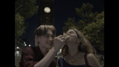 男星遠赴倫敦拍MV　路人來搭訕「最後竟成女主角」