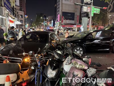高雄特斯拉一路撞12車！網喊「賓士擋下救了好多人」　車主發聲