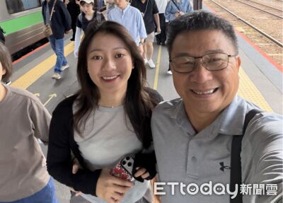 獨／清新校園女神照曝光！　高雄議員鄭光峰醫科女兒赴美實習