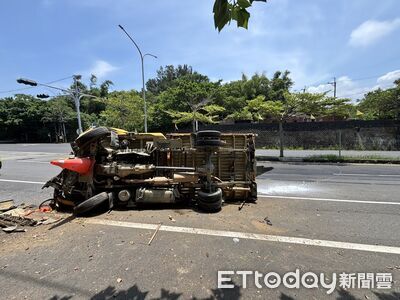 工程車失控高速衝撞工廠大門!驚悚畫面曝 35歲駕駛肋骨斷了