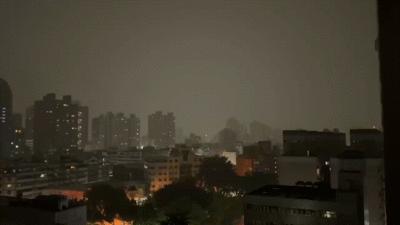 大雷雨突襲狂炸!台中人半夜被白海豚叫醒 閃電點亮天空