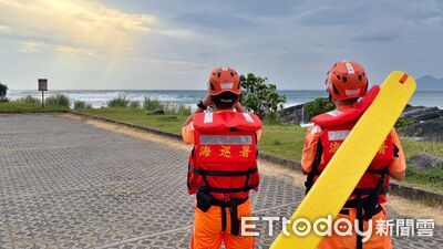 白海豚逼近掀6米巨浪!海巡加強巡查勸離 闖警戒區最高罰25萬