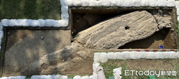 ▲台南公園考古試掘發現三合土遺構、中腹土結構及弧形城牆外壁，初步研判疑似大北門甕城城垣結構。（記者林東良翻攝，下同）