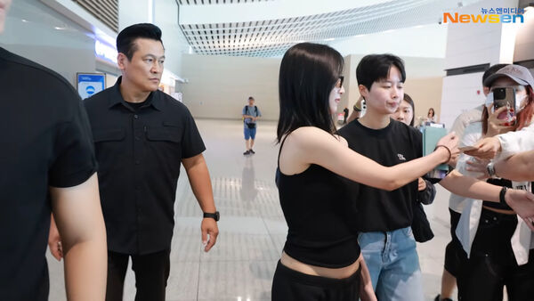 ▲▼Mina性感黑細肩背心來台！親手收信寵粉　5工作人員護送現機場。（圖／翻攝自Newsen YouTube）