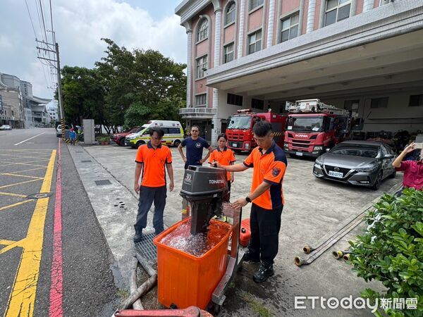 ▲中度颱風「白海豚」可能為台南帶來降雨，台南市消防局已完成防颱應變整備。（記者林東良翻攝，下同）