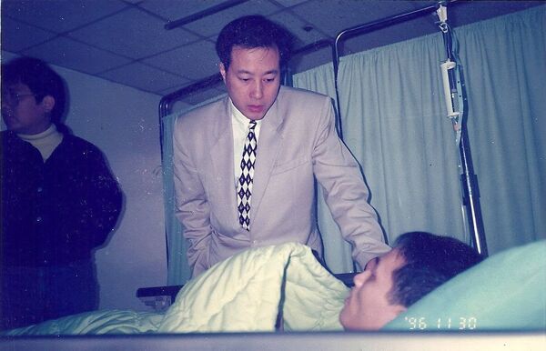 ▲▼姜厚任過去探視藝人照片。(圖/翻攝自臉書/姜厚任)