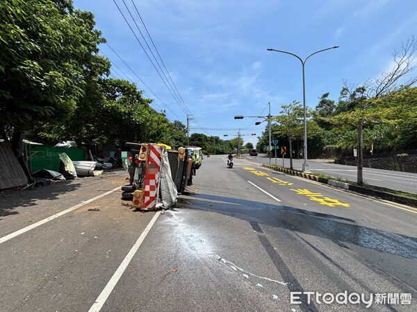 ▲阮男駕駛工程車行經台1線後龍段時突自撞路旁工廠大門。（圖／記者楊永盛翻攝）
