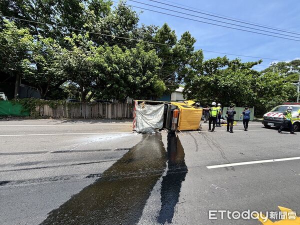▲阮男駕駛工程車行經台1線後龍段時突自撞路旁工廠大門。（圖／記者楊永盛翻攝）