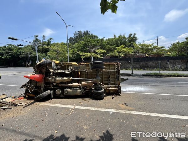 ▲阮男駕駛工程車行經台1線後龍段時突自撞路旁工廠大門。（圖／記者楊永盛翻攝）