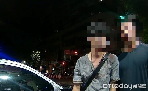 ▲▼蘇男與王男酒後當街玩起摔角，遭到警方帶回偵辦。（圖／記者陸運陞翻攝）