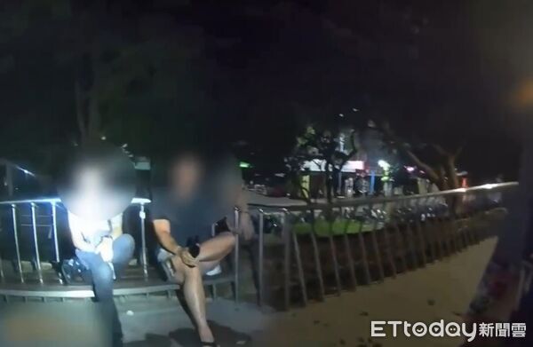 ▲▼蘇男與王男酒後當街玩起摔角，遭到警方帶回偵辦。（圖／記者陸運陞翻攝）